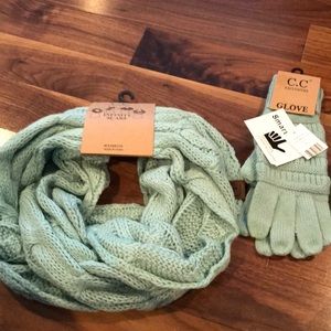 Infinity scarf and gloves set